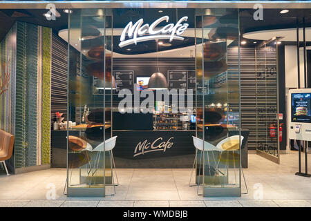 DUBAI, VAE - ca. Januar 2019: McCafe in Dubai International Airport. Stockfoto