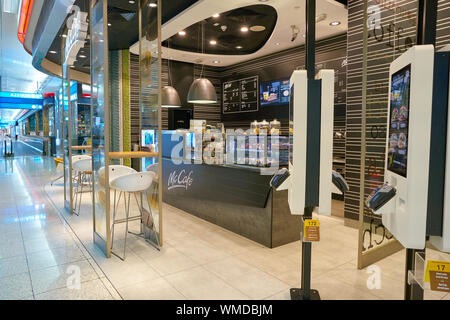 DUBAI, VAE - ca. Januar 2019: McCafe in Dubai International Airport. Stockfoto