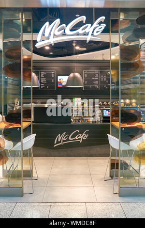 DUBAI, VAE - ca. Januar 2019: McCafe in Dubai International Airport. Stockfoto