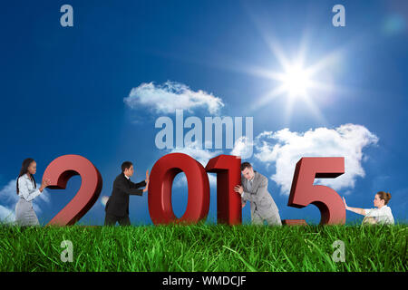 Porträt einer stattlichen Geschäftsmann Drücken einer Mauer gegen den Himmel Stockfoto