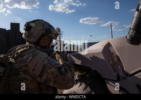 Ein Green Beret zugeordnet 3 Special Forces Group (Airborne) feuert seine Waffe beim Löschen einer Verbindung während einer Veranstaltung in der Nähe von Nellis Air Force Base, Nev 27.08.2007 2019. Us-Spezialeinheiten und US Air Force Joint Endgerät angreifen Controller ein Raid und verwendet mehrere Waffensysteme von smalls Waffen Waffen zu A-10 Thunderbolt ll Flugzeuge. (U.S. Armee Foto von Sgt. Steven Lewis) Stockfoto