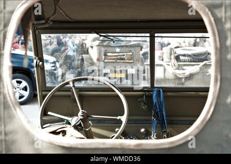 Auf der Suche durch das hintere Fenster der antiken wormilitary Auto aus dem Zweiten Weltkrieg am Armaturenbrett und Lenkrad während ein historisches Reenactment Festival Stockfoto