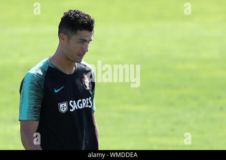 Lissabon. 4. Sep 2019. Portugals Cristiano Ronaldo sorgt sich eine Schulung in der Cidade do Futebol (Fußball Stadt) Trainingslager in Oeiras, Stadtrand von Lissabon, Portugal, an Sept. 4, 2019, im Vorfeld der UEFA EURO 2020 nähere Bestimmung entsprechen. Credit: Pedro Fiuza/Xinhua Stockfoto