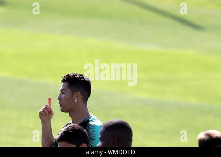 Lissabon. 4. Sep 2019. Portugals Cristiano Ronaldo sorgt sich eine Schulung in der Cidade do Futebol (Fußball Stadt) Trainingslager in Oeiras, Stadtrand von Lissabon, Portugal, an Sept. 4, 2019, im Vorfeld der UEFA EURO 2020 nähere Bestimmung entsprechen. Credit: Pedro Fiuza/Xinhua Stockfoto