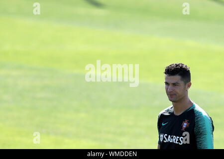 Lissabon. 4. Sep 2019. Portugals Cristiano Ronaldo sorgt sich eine Schulung in der Cidade do Futebol (Fußball Stadt) Trainingslager in Oeiras, Stadtrand von Lissabon, Portugal, an Sept. 4, 2019, im Vorfeld der UEFA EURO 2020 nähere Bestimmung entsprechen. Credit: Pedro Fiuza/Xinhua Stockfoto