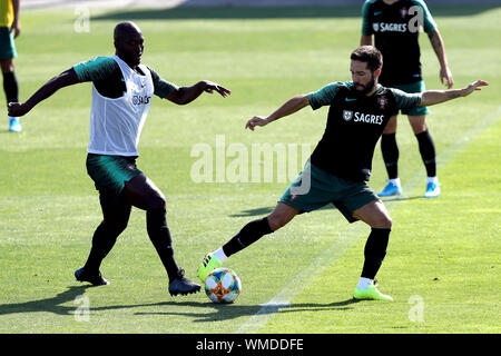 Lissabon. 4. Sep 2019. Portugals Danilo (L) Mias mit Joao Moutinho während einer Schulung in der Cidade do Futebol (Fußball Stadt) Trainingslager in Oeiras, Stadtrand von Lissabon, Portugal, an Sept. 4, 2019, im Vorfeld der UEFA EURO 2020 nähere Bestimmung entsprechen. Credit: Pedro Fiuza/Xinhua Stockfoto