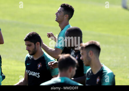 Lissabon. 4. Sep 2019. Portugals Cristiano Ronaldo (oben) besucht eine Schulung in der Cidade do Futebol (Fußball Stadt) Trainingslager in Oeiras, Stadtrand von Lissabon, Portugal, an Sept. 4, 2019, im Vorfeld der UEFA EURO 2020 nähere Bestimmung entsprechen. Credit: Pedro Fiuza/Xinhua Stockfoto