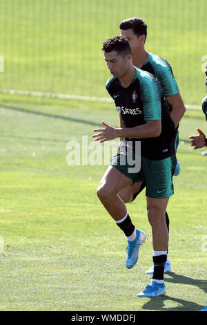 Lissabon. 4. Sep 2019. Portugals Cristiano Ronaldo sorgt sich eine Schulung in der Cidade do Futebol (Fußball Stadt) Trainingslager in Oeiras, Stadtrand von Lissabon, Portugal, an Sept. 4, 2019, im Vorfeld der UEFA EURO 2020 nähere Bestimmung entsprechen. Credit: Pedro Fiuza/Xinhua Stockfoto