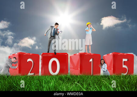 Portrait einer jungen Geschäftsmann Drücken einer Mauer gegen den Himmel Stockfoto