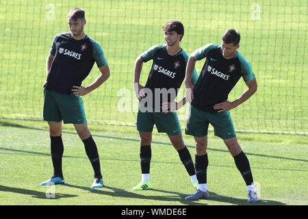 Lissabon. 4. Sep 2019. Portugal Joao Felix (C), Ruben Dias (R) und Ferro nehmen Sie an einer Schulung in der Cidade do Futebol (Fußball Stadt) Trainingslager in Oeiras, Stadtrand von Lissabon, Portugal, an Sept. 4, 2019, im Vorfeld der UEFA EURO 2020 nähere Bestimmung entsprechen. Credit: Pedro Fiuza/Xinhua Stockfoto