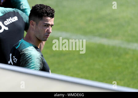 Lissabon. 4. Sep 2019. Portugals Cristiano Ronaldo sorgt sich eine Schulung in der Cidade do Futebol (Fußball Stadt) Trainingslager in Oeiras, Stadtrand von Lissabon, Portugal, an Sept. 4, 2019, im Vorfeld der UEFA EURO 2020 nähere Bestimmung entsprechen. Credit: Pedro Fiuza/Xinhua Stockfoto