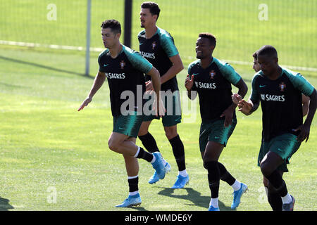 Lissabon. 4. Sep 2019. Portugals Cristiano Ronaldo (1. L) nimmt an einem Training in der Cidade do Futebol (Fußball Stadt) Trainingslager in Oeiras, Stadtrand von Lissabon, Portugal, an Sept. 4, 2019, im Vorfeld der UEFA EURO 2020 nähere Bestimmung entsprechen. Credit: Pedro Fiuza/Xinhua Stockfoto