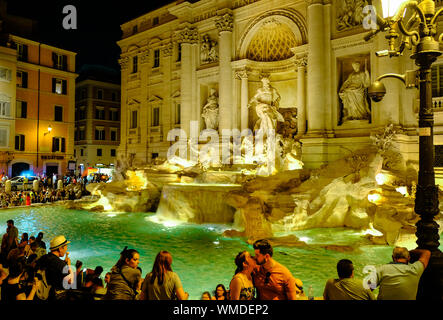 Nacht Blick auf den wunderschönen Trevi Brunnen mit Menschen umgeben; junges Paar auf der rechten küssen Stockfoto