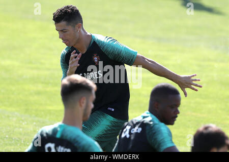 Lissabon. 4. Sep 2019. Portugals Cristiano Ronaldo sorgt sich eine Schulung in der Cidade do Futebol (Fußball Stadt) Trainingslager in Oeiras, Stadtrand von Lissabon, Portugal, an Sept. 4, 2019, im Vorfeld der UEFA EURO 2020 nähere Bestimmung entsprechen. Credit: Pedro Fiuza/Xinhua Stockfoto