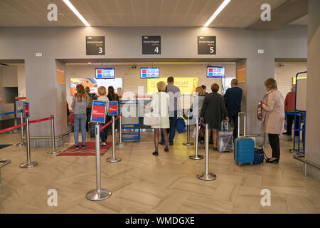 KALININGRAD, Russland - ca. Mai 2018: Check-in-Bereich in Khrabrovo Airport. Stockfoto