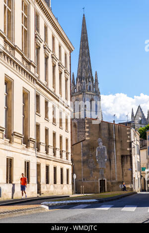 Niort, Frankreich - 11. Mai 2019: Glockenturm der Kirche Notre-Dame in Niort, Alpes-de-Haute-Provence, Poitou-Charentes, Frankreich Stockfoto