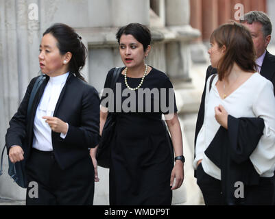 Baroness Shami Chakrabarti (Mitte) kommt an der Royal Courts of Justice in London, für eine gerichtliche Überprüfung Anhörung in die Entscheidung zu vertagen. Stockfoto