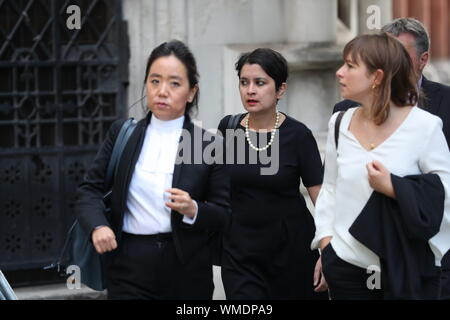 Baroness Shami Chakrabarti (Mitte) kommt an der Royal Courts of Justice in London für eine gerichtliche Überprüfung Anhörung in die Entscheidung zu vertagen. PA-Foto. Bild Datum: Donnerstag, 5. September 2019. Siehe PA Geschichte GERICHTE Brexit. Photo Credit: Jonathan Brady/PA-Kabel Stockfoto