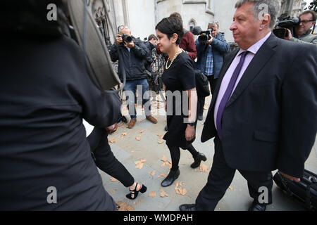 Baroness Shami Chakrabarti kommt an der Royal Courts of Justice in London für eine gerichtliche Überprüfung Anhörung in die Entscheidung zu vertagen. Stockfoto