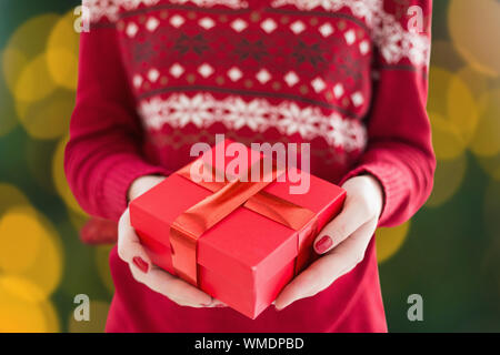 Nahaufnahme von Weihnachtsgeschenk gegen red christmas Star Dekoration aufhängen Stockfoto