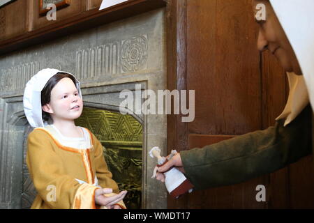 Wachsfigur von Anne Boleyn als Kind, Anne Boleyn Schlafzimmer, Hever Castle, Hever, Edenbridge, Kent, England, Großbritannien, USA, UK, Europa Stockfoto