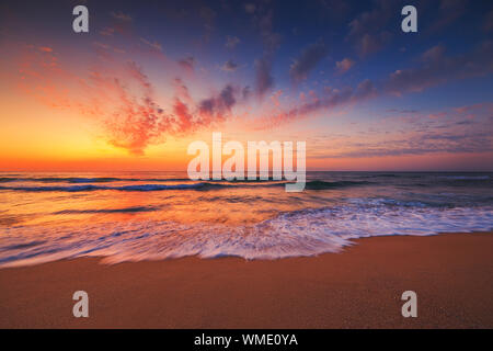 Schönen Sonnenuntergang über dem tropischen Meer. Stockfoto