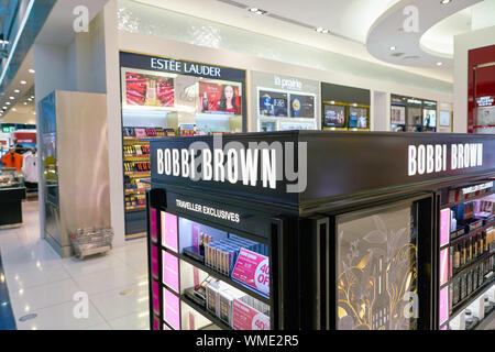 DUBAI, VAE - ca. Januar, 2019: Kosmetik auf dem Display am Dubai International Airport. Stockfoto