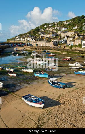 Mousehole Fischerdorf bei Ebbe. Cornwall, England, Großbritannien Stockfoto