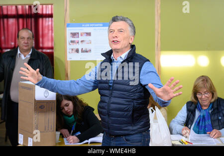 Mauricio Macri, Präsident von Argentinien, gibt seine Stimme an der Präsidentenprimärstromkreise in einem Wahllokal in Buenos Aires. Acht Beitrittsländer Paare konkurrieren in der Vorwahl. Aber die Chancen für einen möglichen Run-off im Dezember sind nur vorgesehen durch das Duo Mauricio Macri âA Miguel Angel Pichetto und Alberto FernÃndez FernÃndez de âA Cristina Kirchner. In der ersten Wahlrunde am 27. Oktober, der Präsident und der Vizepräsident, 130 Abgeordnete, 24 Senatoren und Gouverneure der Provinzen Buenos Aires, La Rioja, Catamarca und in der Hauptstadt gewählt. | Verwendung weltweit Stockfoto