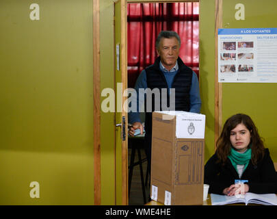 Mauricio Macri, Präsident von Argentinien, gibt seine Stimme an der Präsidentenprimärstromkreise in einem Wahllokal in Buenos Aires. Acht Beitrittsländer Paare konkurrieren in der Vorwahl. Aber die Chancen für einen möglichen Run-off im Dezember sind nur vorgesehen durch das Duo Mauricio Macri âA Miguel Angel Pichetto und Alberto FernÃndez FernÃndez de âA Cristina Kirchner. In der ersten Wahlrunde am 27. Oktober, der Präsident und der Vizepräsident, 130 Abgeordnete, 24 Senatoren und Gouverneure der Provinzen Buenos Aires, La Rioja, Catamarca und in der Hauptstadt gewählt. | Verwendung weltweit Stockfoto