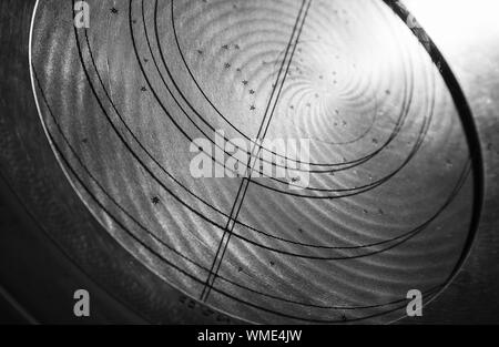 Alte Weltzeituhr, astronomischen Kalender Ringe. Schwarz und Weiß, retro style Foto Stockfoto