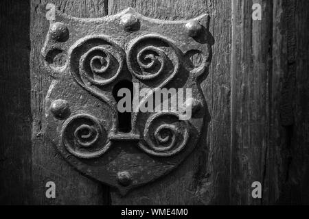 Vintage metall Schlüsselloch dekoratives Element auf verwitterte Holz- Oberfläche. Schwarz und Weiß, retro style Foto Stockfoto