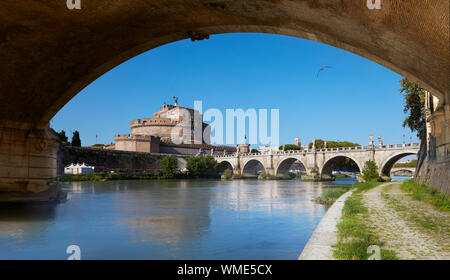 Italien. Rom, Hadrian's Mausoleum bekannt als Castel Sant'Angelo. Blick von der Tiber Bank. Stockfoto