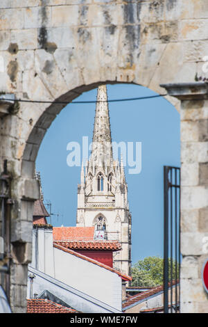 Gotische Kathedrale Sainte-Marie im Zentrum von Bayonne, Aquitanien, Frankreich Stockfoto