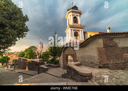 Bunte Glockenturm am Eingang der Himmelfahrt der Heiligen Jungfrau Maria Kirche in der Altstadt von Plovdiv, Bulgarien Stockfoto