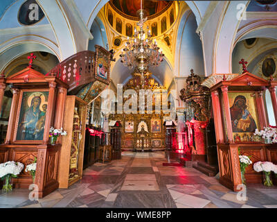 Interieur mit verschiedenen heiligen Bilder und Altäre mit Dekorationen im Kloster Panagia Tourliani, Griechenland Stockfoto