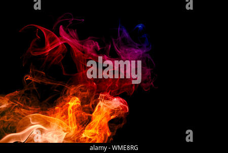 Bunte Feuer und Rauch mit leichter Textur Abstract Am dunklen schwarzen Hintergrund isoliert Stockfoto