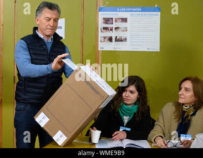 Mauricio Macri, Präsident von Argentinien, gibt seine Stimme an der Präsidentenprimärstromkreise in einem Wahllokal in Buenos Aires. Acht Beitrittsländer Paare konkurrieren in der Vorwahl. Aber die Chancen für einen möglichen Run-off im Dezember sind nur vorgesehen durch das Duo Mauricio Macri âA Miguel Angel Pichetto und Alberto FernÃndez FernÃndez de âA Cristina Kirchner. In der ersten Wahlrunde am 27. Oktober, der Präsident und der Vizepräsident, 130 Abgeordnete, 24 Senatoren und Gouverneure der Provinzen Buenos Aires, La Rioja, Catamarca und in der Hauptstadt gewählt. | Verwendung weltweit Stockfoto