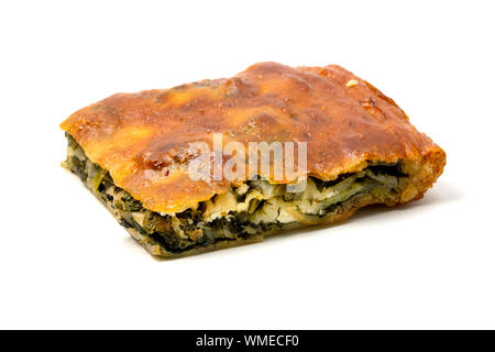 Typische Borek mit Spinat und Käse Füllung auf weißem Hintergrund Stockfoto