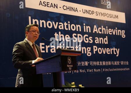 (190905) - Hanoi, Sept. 5, 2019 (Xinhua) - Huang Xilian, der chinesische Botschafter in die ASEAN, liefert eine Rede bei der Eröffnung der ASEAN - China - UNDP-Symposium in Hanoi, Hauptstadt von Vietnam, Sept. 4, 2019. Die ASEAN - China - UNDP-Symposium "Innovation in der Erreichung der Ziele einer nachhaltigen Entwicklung und zur Überwindung der Armut", der weg von hier am Mittwoch. Das Symposium, das gemeinsam von der chinesischen Mission statt der ASEAN, das ASEAN-Sekretariat und dem UNDP, wurde als Forum, wo die ASEAN-Staaten, China und andere Länder in der asiatisch-pazifischen Region frei Wissen austauschen können, erweitern Horizonte der p Stockfoto