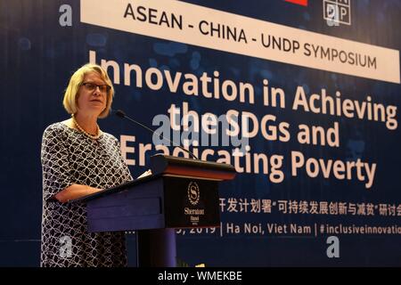 (190905) - Hanoi, Sept. 5, 2019 (Xinhua) - Valerie Cliff, Stellvertretender Regionaldirektor für Asien und den Pazifik der Vereinten Nationen (UNDP), die Adresse der Eröffnungsfeier der ASEAN - China - UNDP-Symposium in Hanoi, Hauptstadt von Vietnam, Sept. 4, 2019. Die ASEAN - China - UNDP-Symposium "Innovation in der Erreichung der Ziele einer nachhaltigen Entwicklung und zur Überwindung der Armut", der weg von hier am Mittwoch. Das Symposium, das gemeinsam von der chinesischen Mission statt der ASEAN, das ASEAN-Sekretariat und dem UNDP, wurde als Forum, wo die ASEAN-Staaten, China und andere Länder in der Region Asien-Pazifik konzipiert Stockfoto