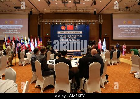 (190905) - Hanoi, Sept. 5, 2019 (Xinhua) - die ASEAN-China-UNDP Symposium "Innovation in der Erreichung der Ziele einer nachhaltigen Entwicklung und zur Überwindung der Armut" in Hanoi, Hauptstadt von Vietnam, Sept. 4, 2019 geöffnet wird. Die ASEAN - China - UNDP-Symposium "Innovation in der Erreichung der Ziele einer nachhaltigen Entwicklung und zur Überwindung der Armut", der weg von hier am Mittwoch. Das Symposium, das gemeinsam von der chinesischen Mission statt der ASEAN, das ASEAN-Sekretariat und dem UNDP, wurde als Forum, wo die ASEAN-Staaten, China und andere Länder in der asiatisch-pazifischen Region frei Wissen austauschen können, Horizont erweitern Stockfoto