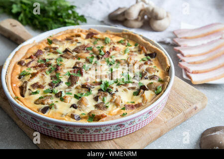 Hausgemachte Quiche Lorraine mit Huhn, Pilzen, Käse und Speck. Törtchen mit Huhn. Chicken Pie. Mushroom pie/ Stockfoto