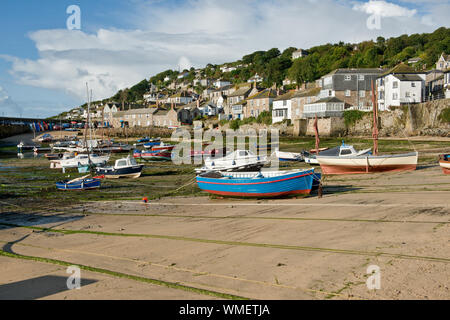 Mousehole Fischerdorf bei Ebbe. Cornwall, England, Großbritannien Stockfoto