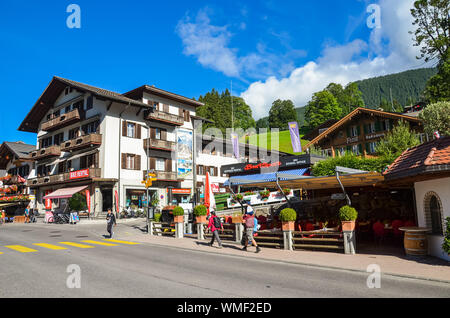 Grindelwald, Schweiz - 16. August 2019: Straße in Alpine Village Grindelwald. Beliebter Ausgangspunkt für Wanderungen in den Schweizer Alpen und zu den berühmten Berge Jungfrau, Eiger und Mönch. Leute, Stadt. Stockfoto