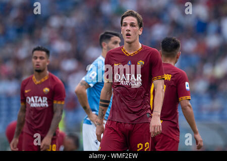 Rom, Italien. 01 Sep, 2019. NicoloÕ Zaniolo der AS Roma während der Serie ein Match zwischen Lazio und AS Rom im Stadio Olimpico, Rom, Italien Am 1. September 2019. Foto von Giuseppe Maffia. Credit: UK Sport Pics Ltd/Alamy leben Nachrichten Stockfoto