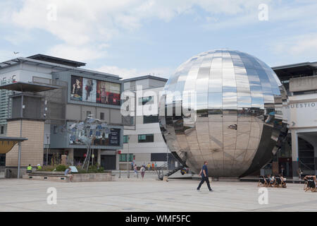 Riesige Spiegel-Ball in Bristol Millennium Square ist ein Teil der Stadt Science Museum bekannt als @ Bristol. Stockfoto