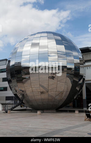 Riesige Spiegel-Ball in Bristol Millennium Square ist ein Teil der Stadt Science Museum bekannt als @ Bristol. Stockfoto