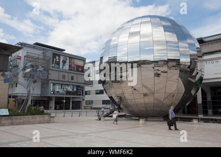 Riesige Spiegel-Ball in Bristol Millennium Square ist ein Teil der Stadt Science Museum bekannt als @ Bristol. Stockfoto