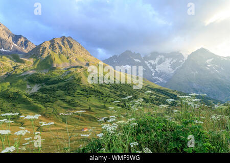 Frankreich, Hautes Alpes, Nationalpark Ecrins, Villar d'Arene, Blick auf den Laurichard Pyramide auf der linken und die meije (Massif des Ecrins) auf der rechten Seite Stockfoto